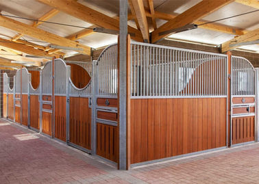 Paneles de delante equinos clásicos de la parada del caballo del equipo con la puerta deslizante